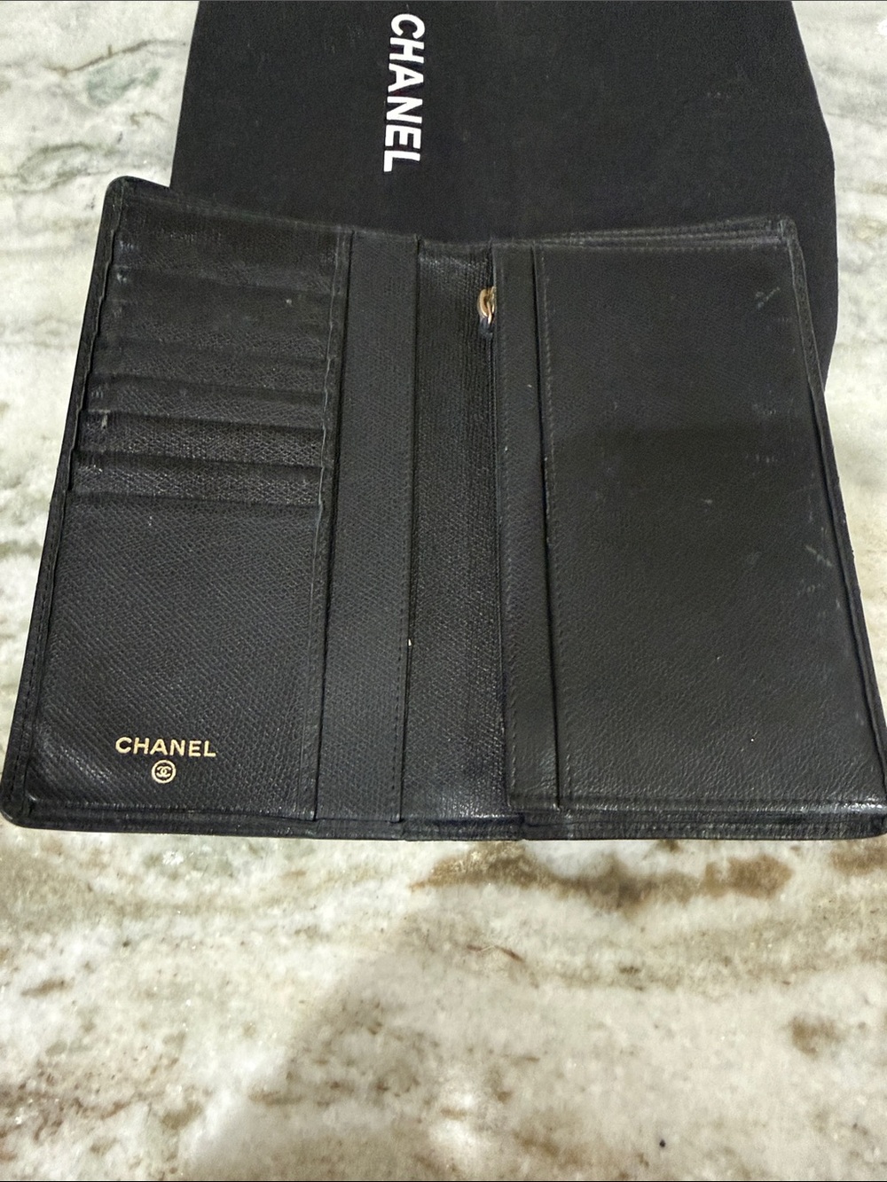 CHANEL Black Caviar Leather Zip-Around Card Holder w/Gold CC Very good condition